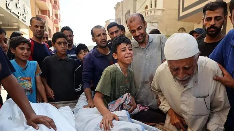 په غزه کې د بمبارۍ له کبله د اوبو ترلاسه کولو په تمه ولاړ ماشومان وژل شوي